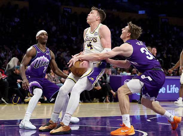 面对爵士道尔顿-克内克特全场12分钟，投篮9中6，三分线外6中5，以超高的效率拿