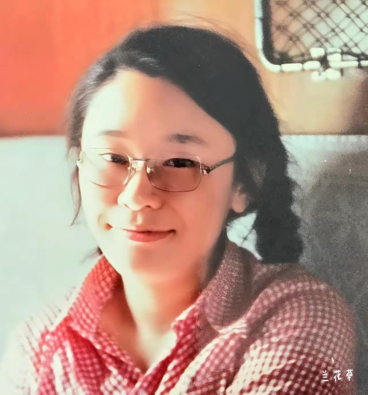 时代楷模张海迪28岁时的样子。
这是她发在自己社交平台上的照片。
就是在那时，她