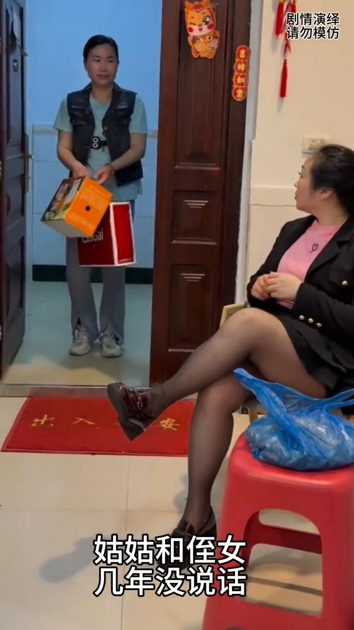 姑姑和侄女几年没说话，谁知侄女搬新家，姑姑与她和好了。
姑姑和侄女几年没说话，今