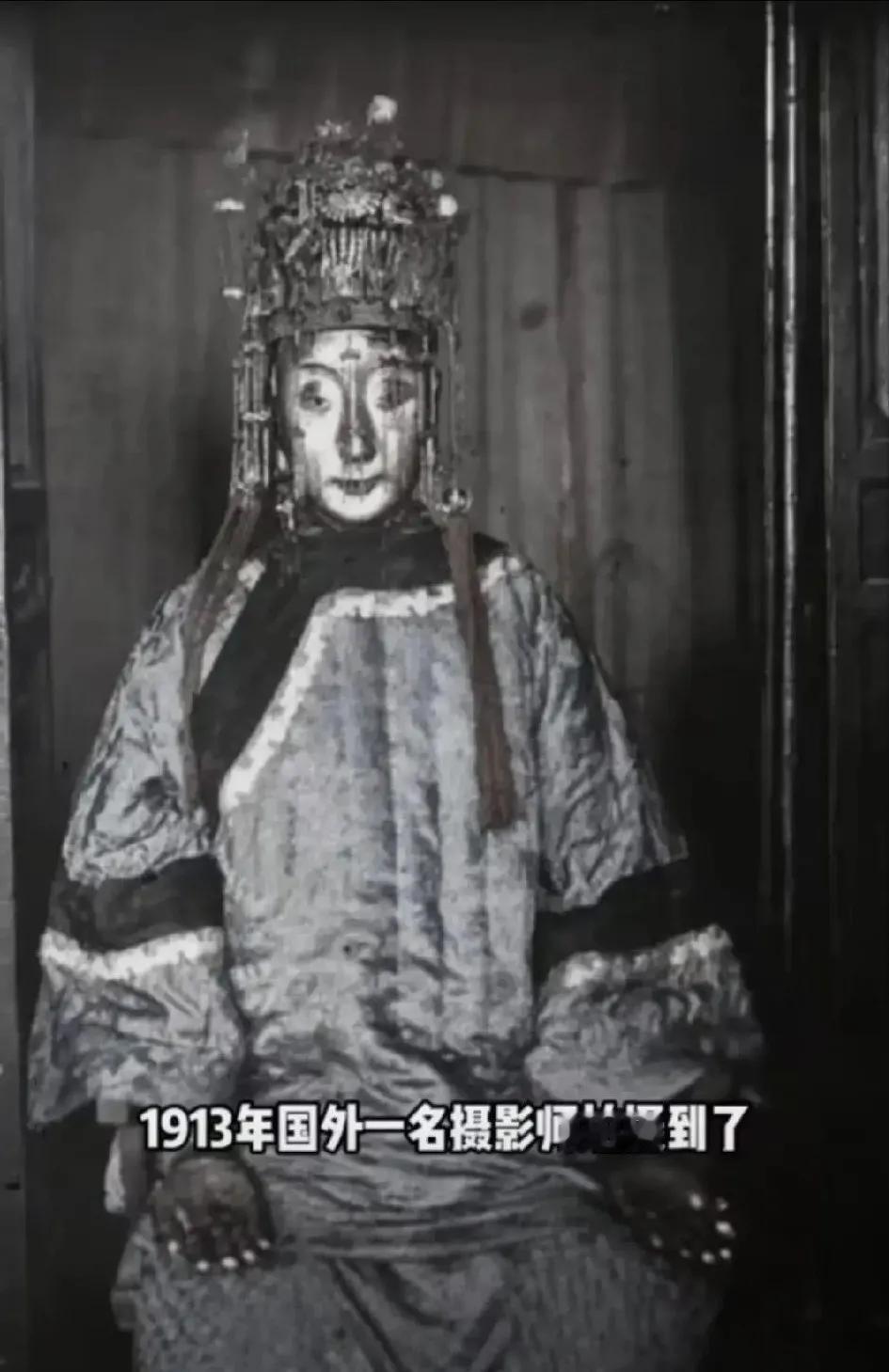 这是一张老照片，拍摄于1913年，一位外国人游览泰山时看到泰山碧霞元君雕像感到很
