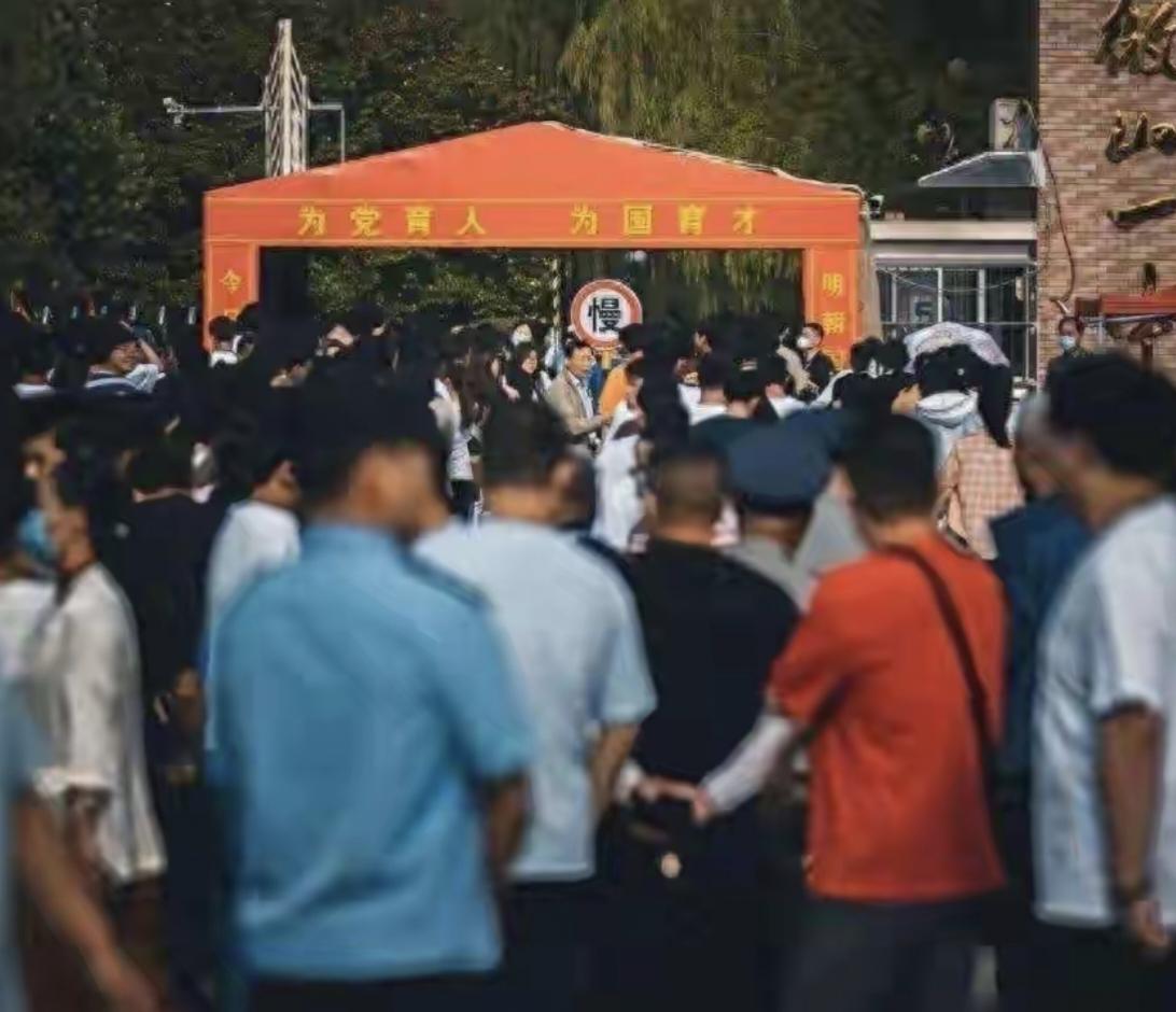 700万人或将无缘本科?2026年高考，学生、家长应该认清三大现实
 
考场外家