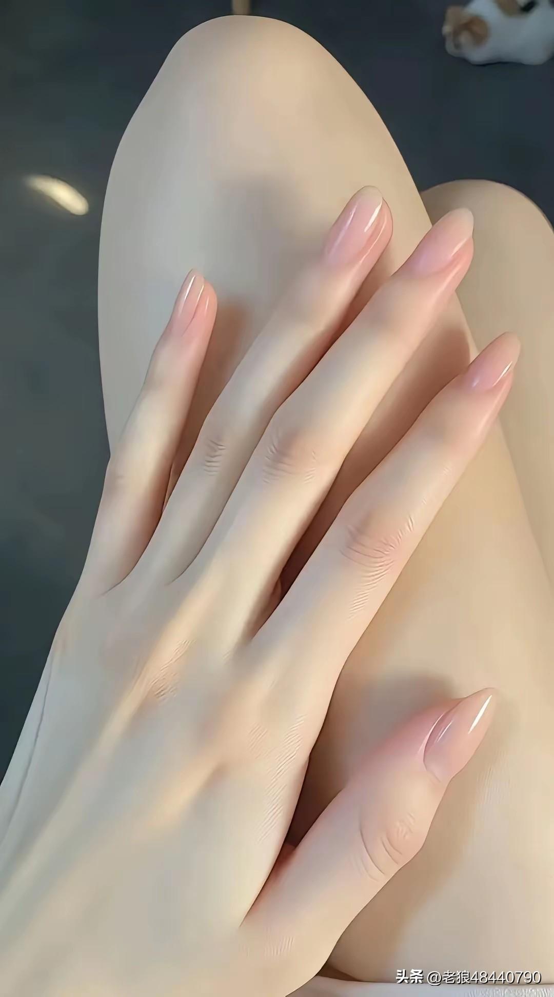 看这手和腿就是一个两手不沾阳春水的女人，隐藏面部说明她不一定长得很漂亮，但是一定