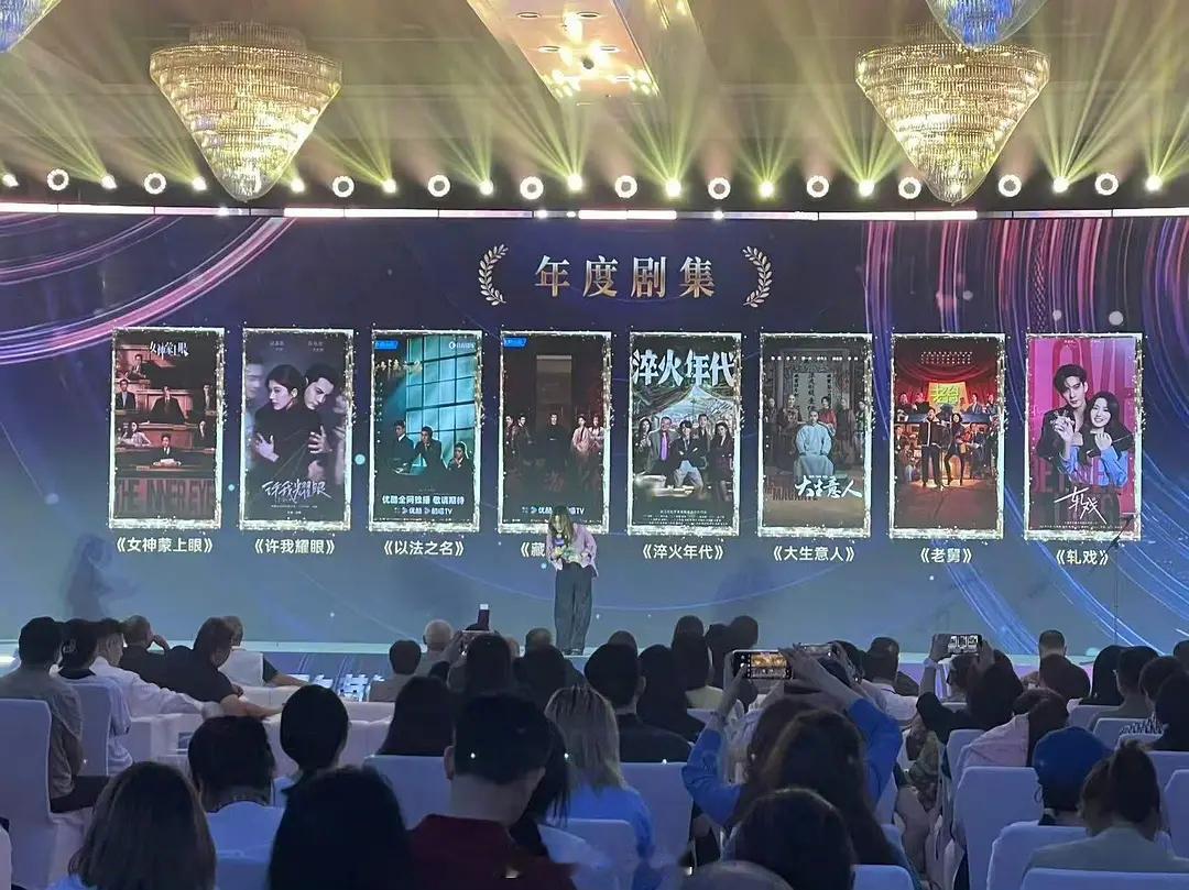 当然要恭喜这个许我耀眼拿下首都春交会推优名单里的年度剧集奖项哦