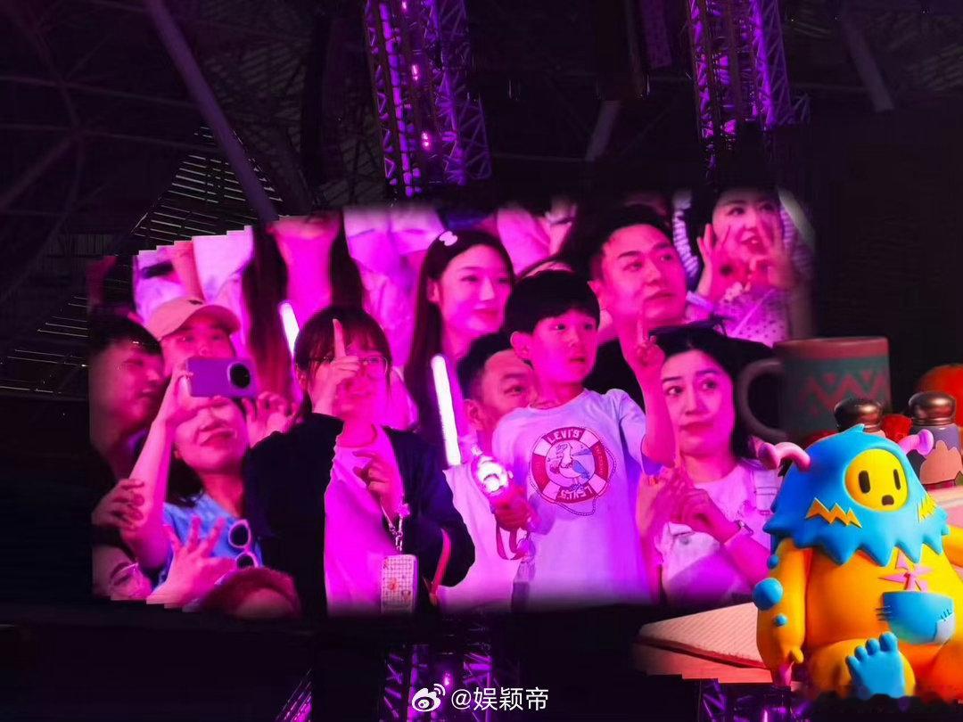 汪苏泷编了小辫子汪苏泷小辫子发型沉浸在歌声里的同时，被头上的小辫子吸引注意力，温
