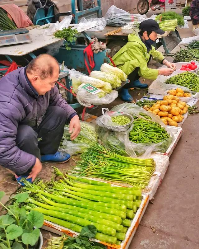 买菜这事儿，藏着生活的小智慧
 
别小看买菜，里面全是学问。
 
早市的菜新鲜但