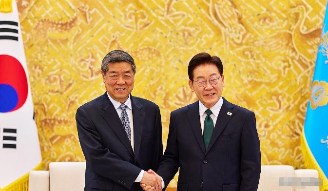 韩国终于点了头！5月13日，李在明在首尔总统府会见何立峰，现场直接给出一堆承诺，