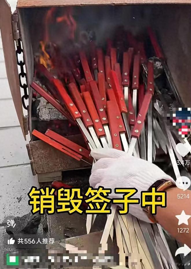 5月3日报道，内蒙古赤峰一家烧烤店引发网络热议。有顾客在店内用餐时，竟随手拿起店