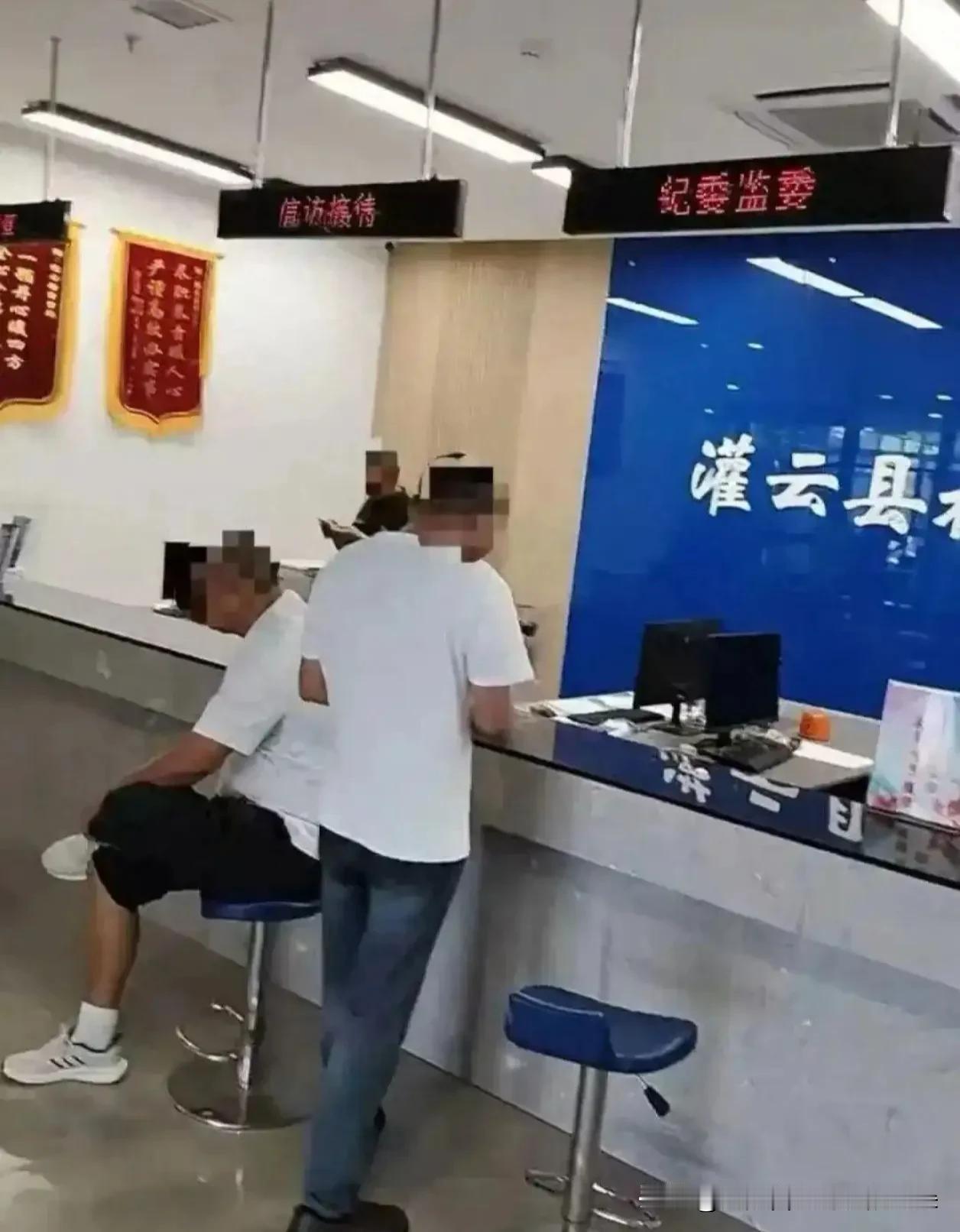 从“空岗”到“禁手机”：灌云县综治中心的两天“翻车”史

8月25日到26日，短