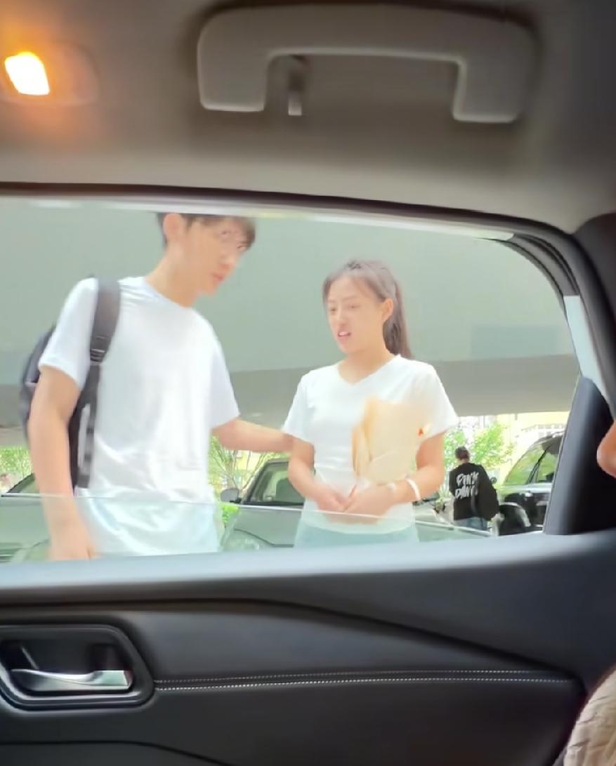 姐姐和爸爸一起去接高考结束的妹妹，却发现了妹妹的一个秘密，爸爸的一句话，让女儿破