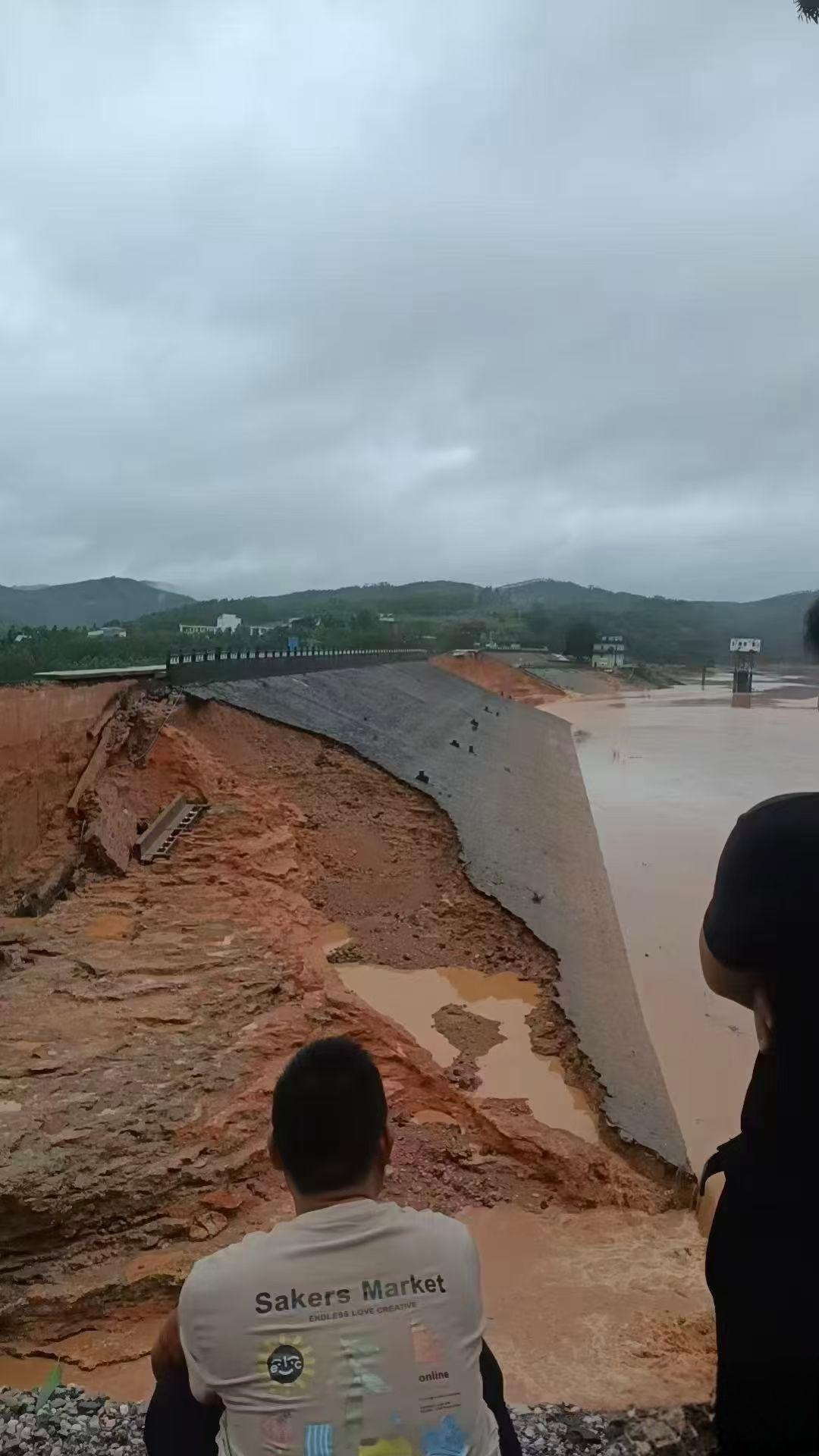 水库溃堤!下雨