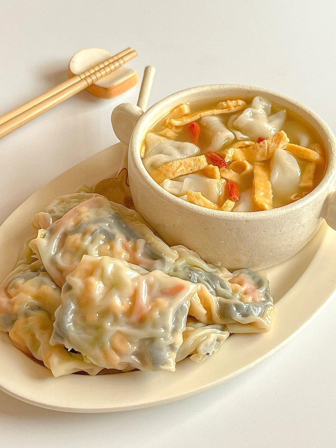中式早餐｜蛋丝鸡汁小馄饨 三鲜鸡汁蔬菜包