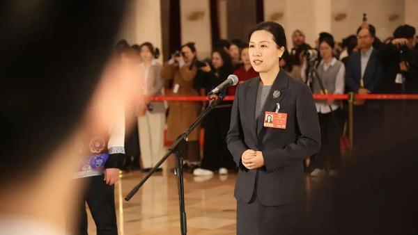 这位年轻人的做法体现了极简干预与深度共生的环保智慧。他在改造民宿时坚持“不砍一棵