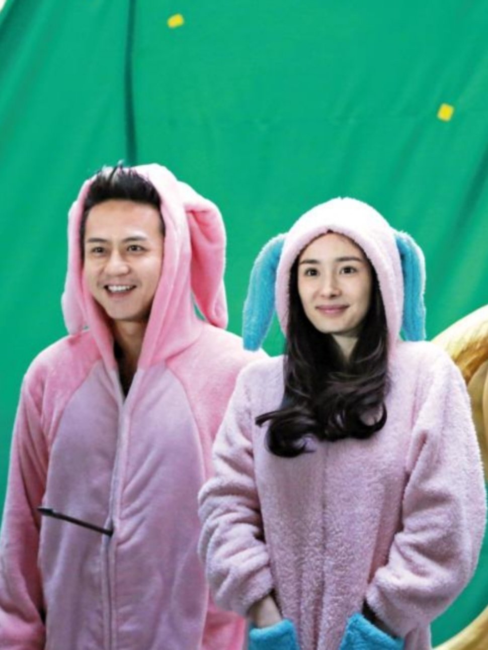 #杨幂邓超同框旧照#邓超和杨幂合作的《分手大师》居然是十年前的电影了，那个时候邓