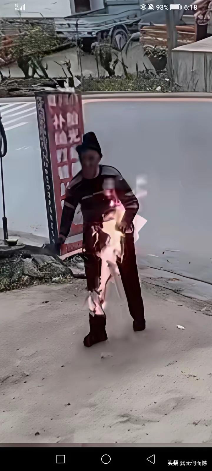 四川巴中一位年近八旬的留守老人，独自在家用木炭烤火取暖时，炭火不慎引燃了衣裤，老