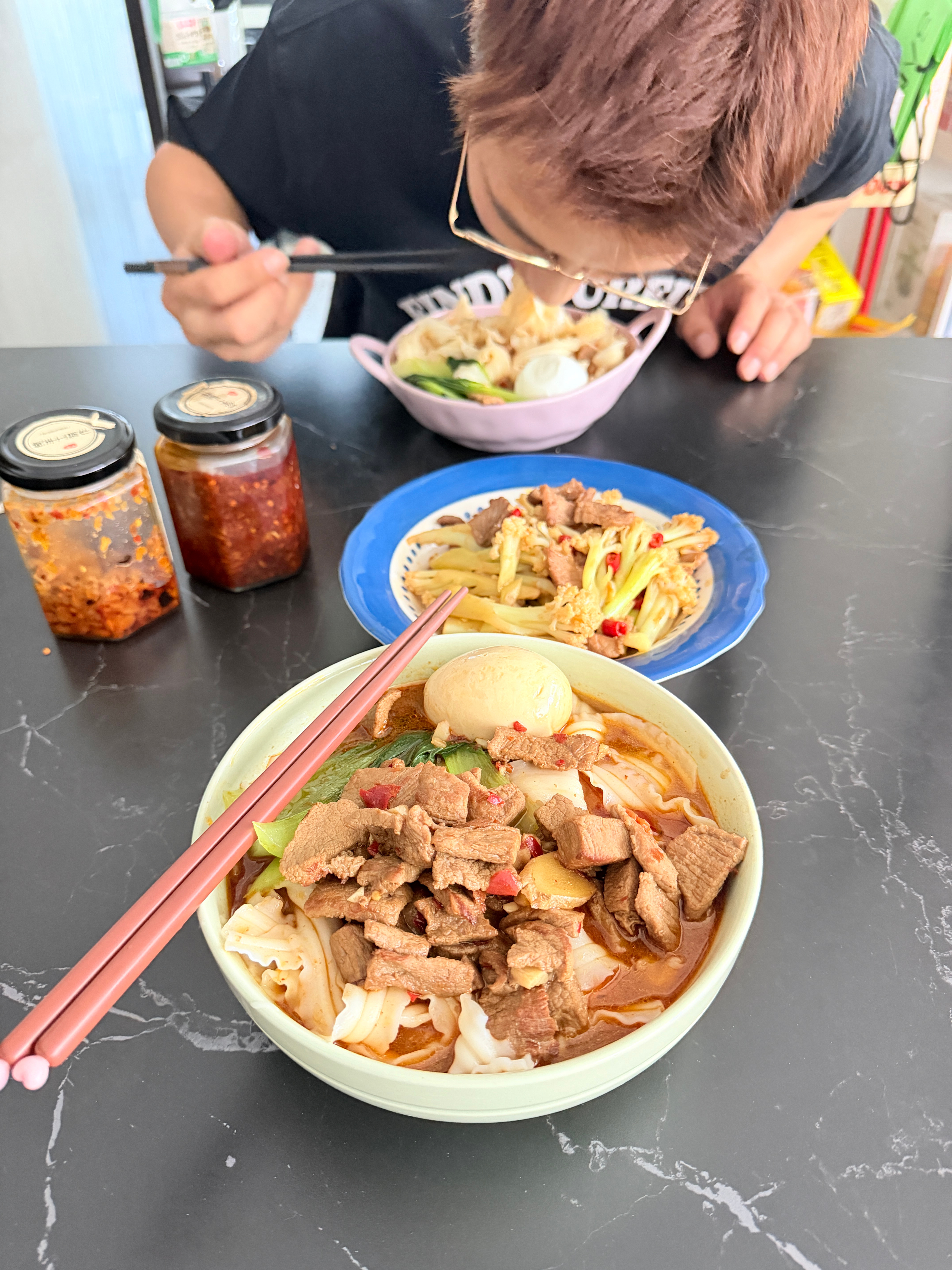 这个星期阿姨请假陪儿子旅游去了，做饭的重担又落在佳文哥身上了，我昨天随口说了一句