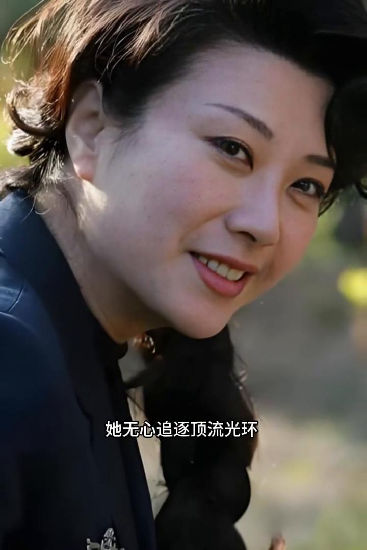 荧幕上的王静气质绝尘，演技亦是可圈可点。她无心追逐顶流光环，默默深耕表演领域，低