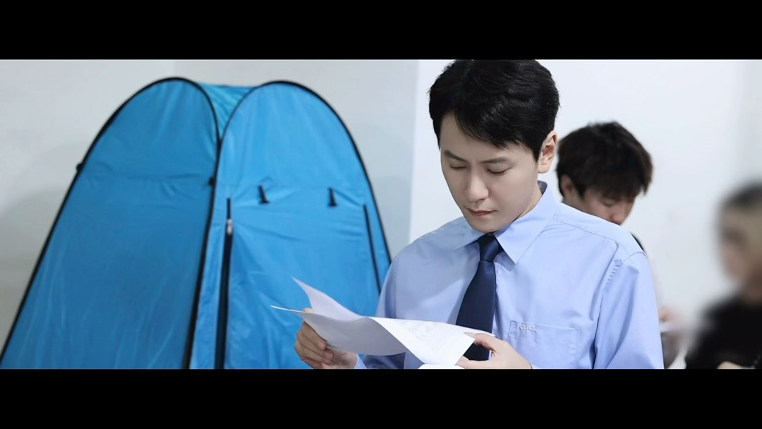 秦俊杰原地逃离杀青 秦俊杰新剧《原地逃离》圆满杀青，正午➕实力派阵容➕现实主义题