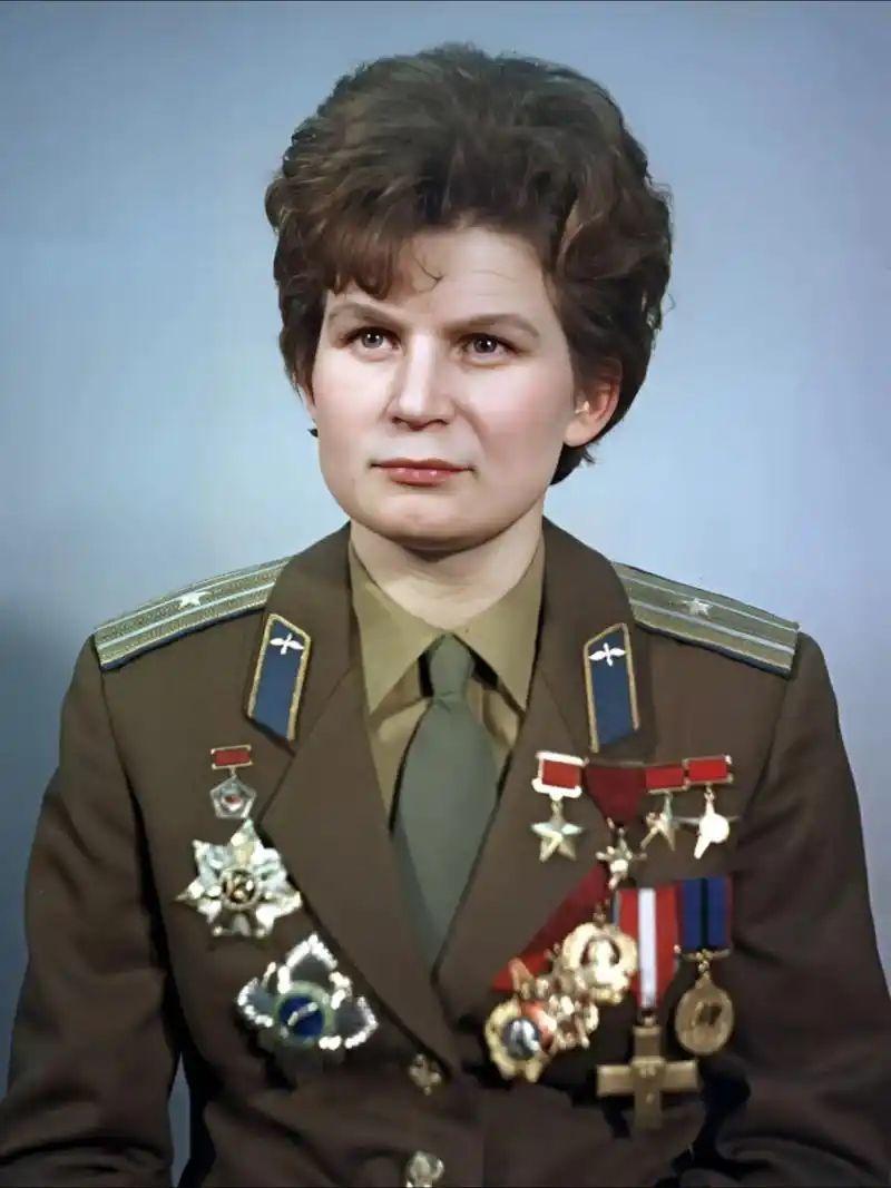 沙俄-苏联-俄联邦，
都是祖国母亲，
她都一样的爱！

其实，
她一直没变，
还