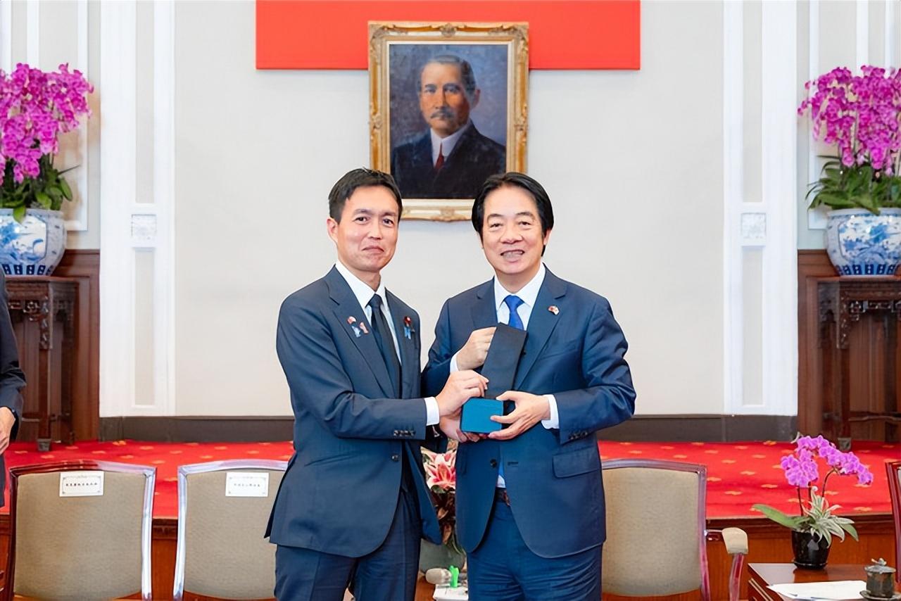 8月4日，海峡对岸传来的两则重磅消息看似各自为政，却又在微妙中形成合唱。台湾地区