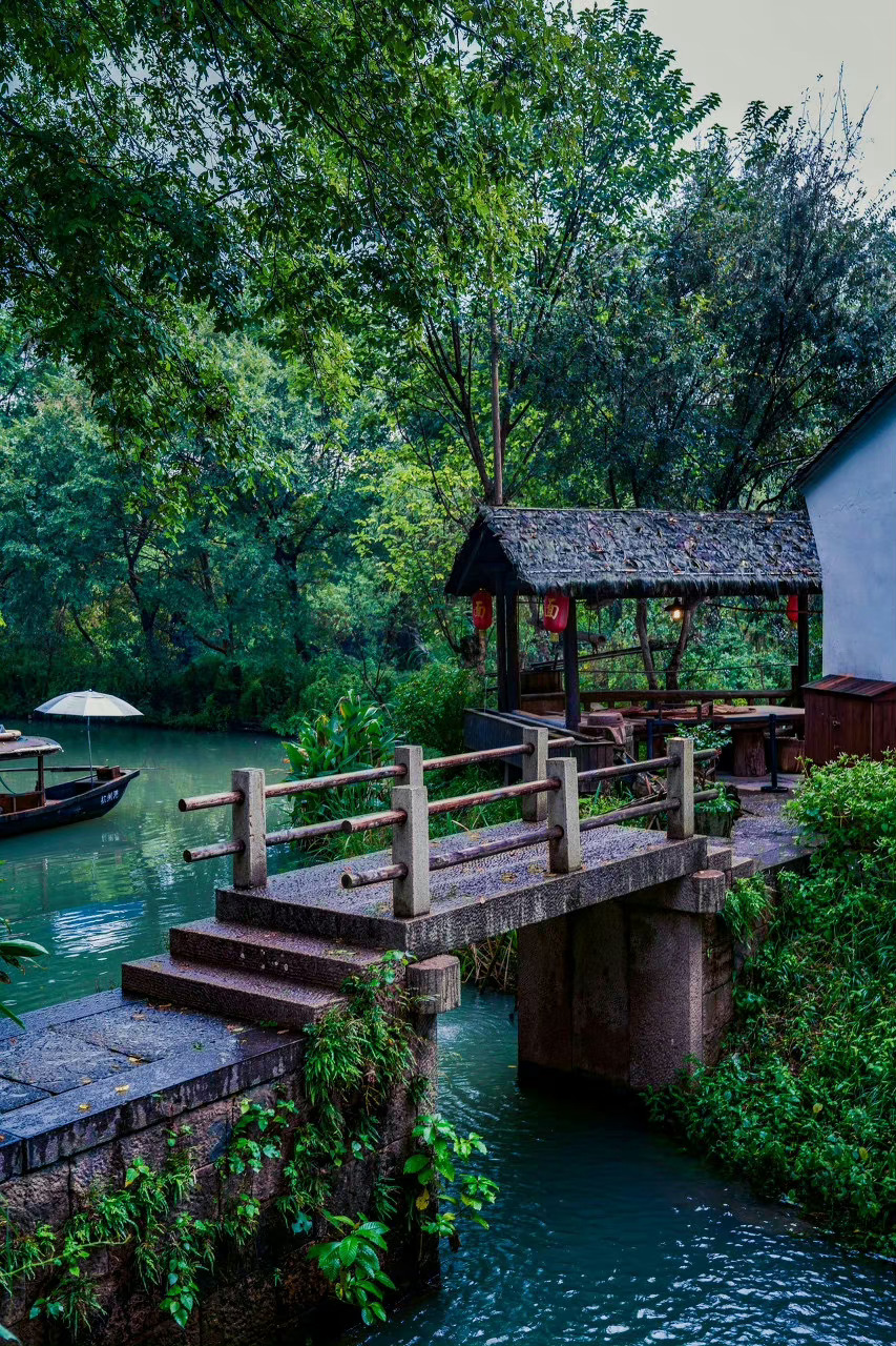 “一曲溪流一曲烟 ”最忆是西溪         西溪之盛,独在于水。船行在逶迤的