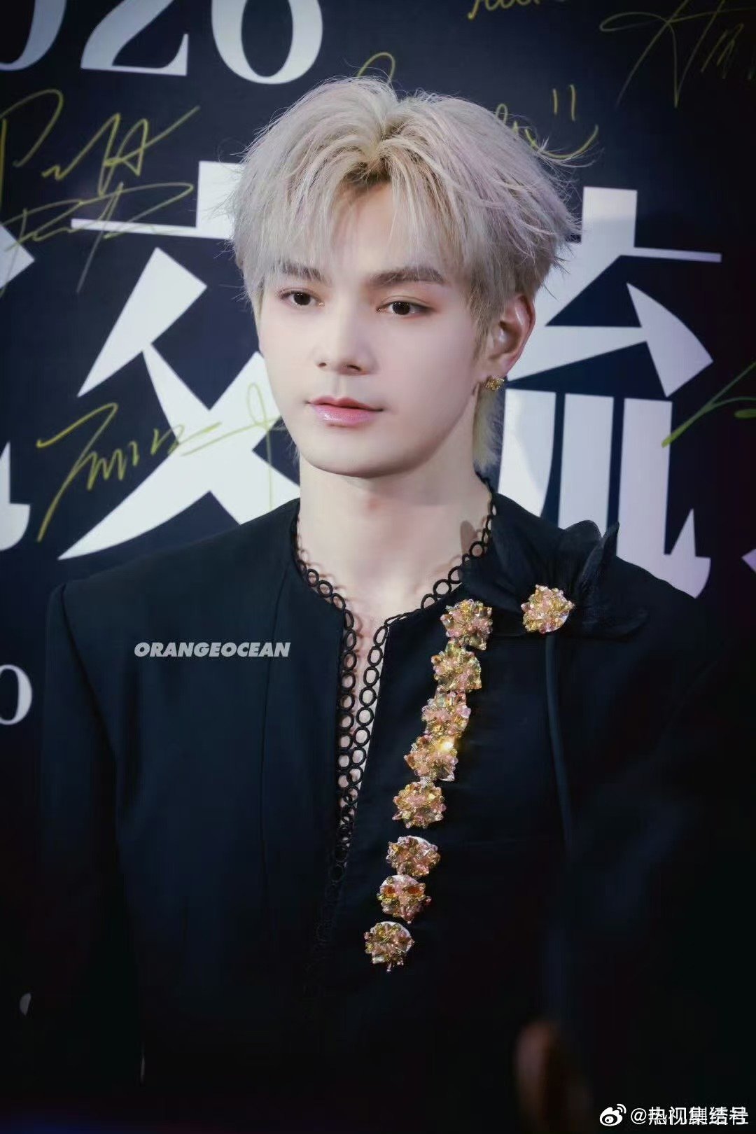 何昶希舞剑 远赴泰国传递国风之美，何昶希舞剑段落堪称全场高光，招式行云流水收放自