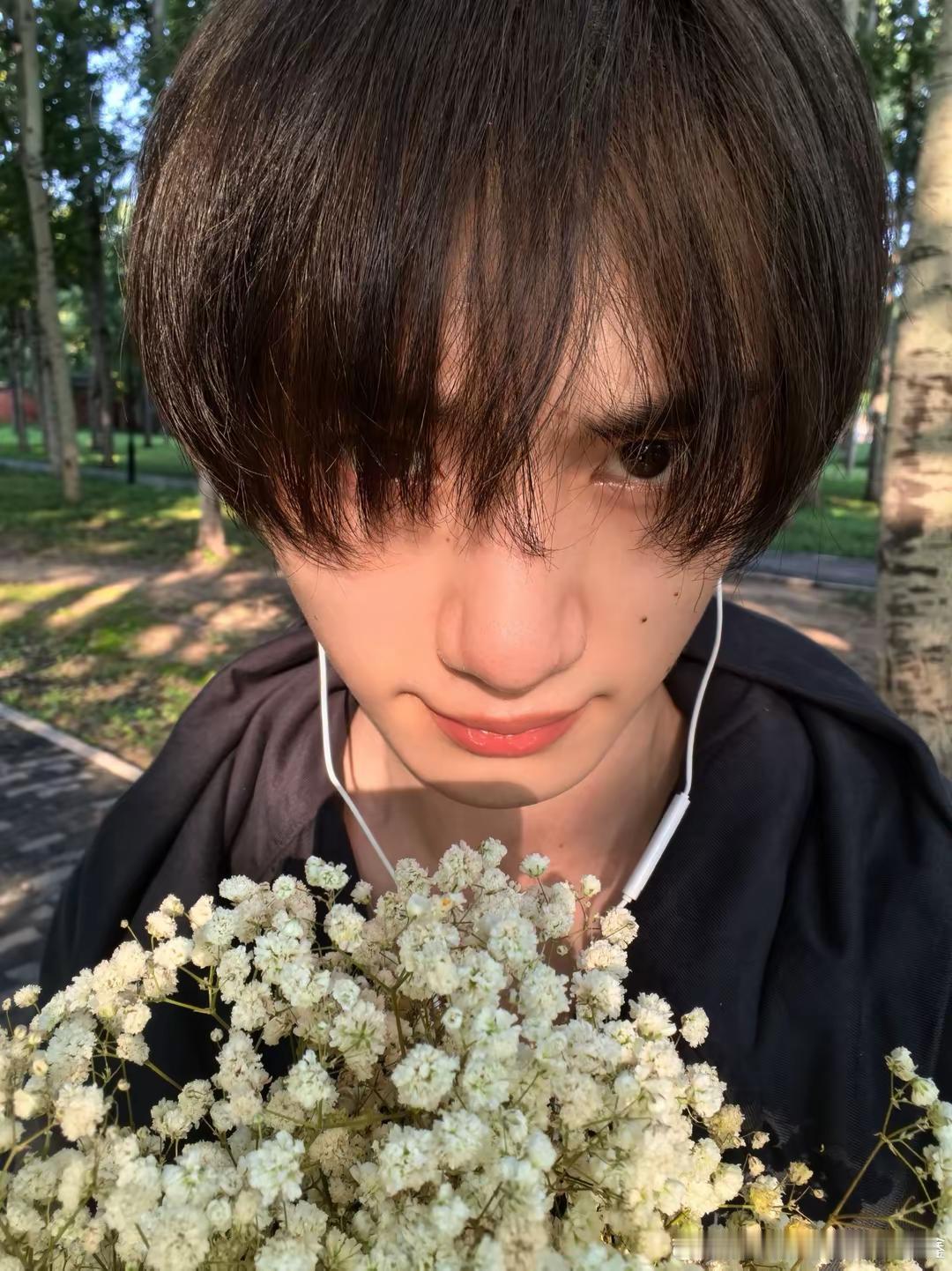 哥哥情人节快乐💛今晚也是满天星呀✨特别漂亮😭哥哥我永远爱你🥰 🌠🌠