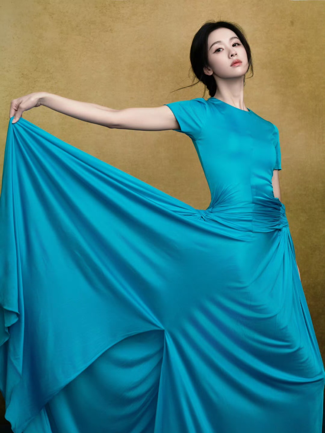 陈都灵陈都灵幽蓝长裙 陈都灵国剧盛典第二套造型，一袭幽蓝长裙不要太优雅！！陈都灵