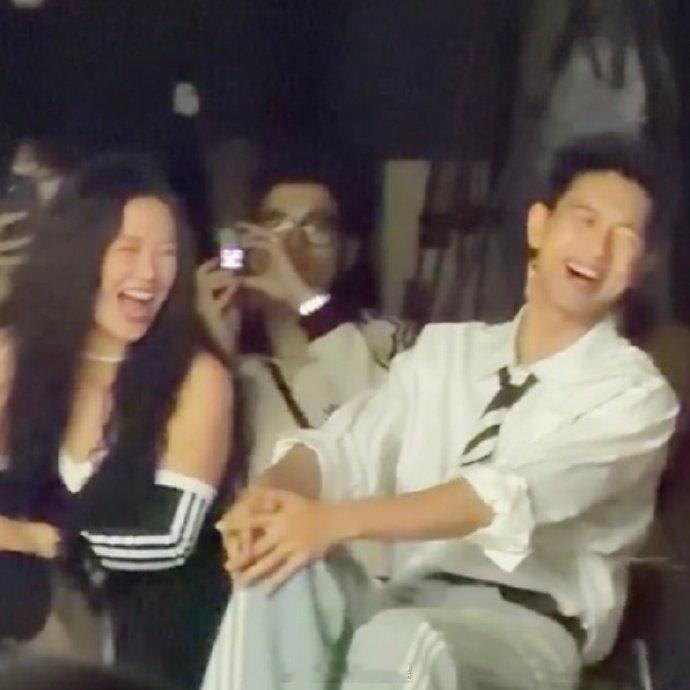 李现马思纯看王安宇走秀笑成啥了 李现和马思纯演我我看熟人走秀😂 ​​​