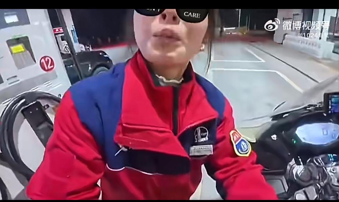 为什么讨厌这些骑机车的？这就是原因。这个摩托车跑过来加油，自行拿起了加油枪，被服