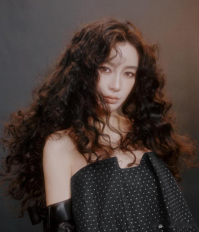 杨颖七月封面精修生图反差大，迪奥变纽芝兰，松弛谁信 