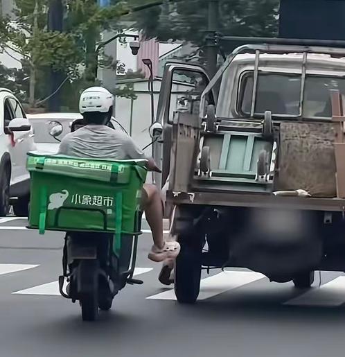 早高峰的十字路口车来车往，一辆装满货物的小货车开到斑马线中间突然熄火抛锚，死死停