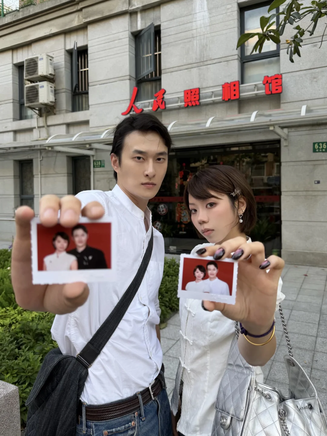也不知道在拽什么！不就是拍结婚登记照嘛📷