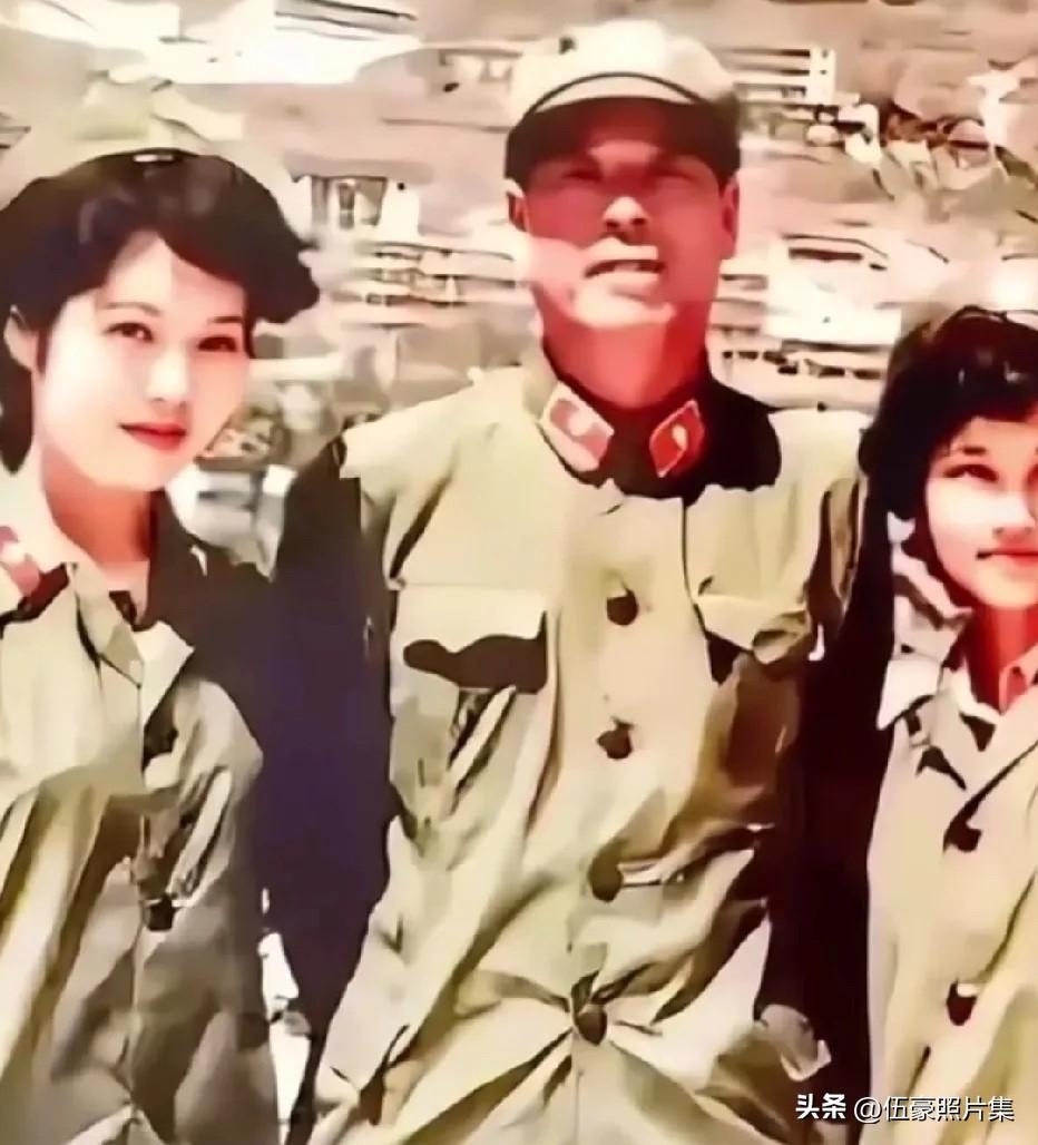 1986年，成都军区司令员傅全有将军与第21军61师“猫耳洞之声乐队”的两位女兵