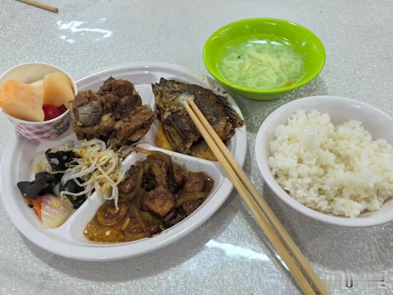 哈工大食堂午餐
15块3毛6
怎么样？