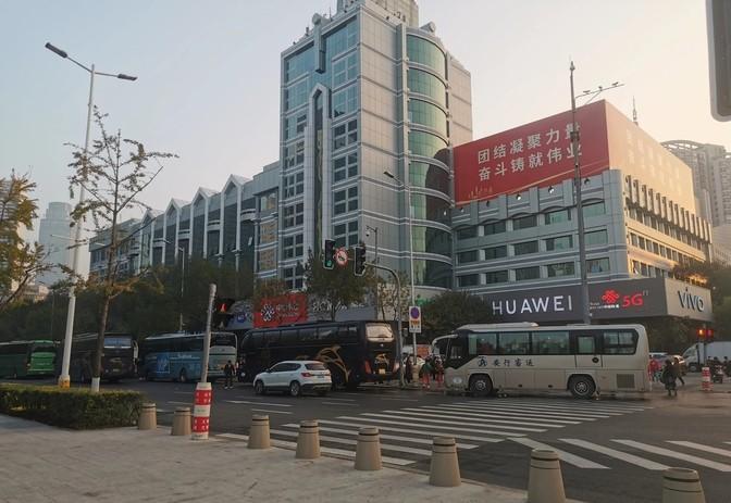 市府广场早上五六点的时候，全是旅行团的人。大巴车一辆接着一辆，停都停不下，挤得很