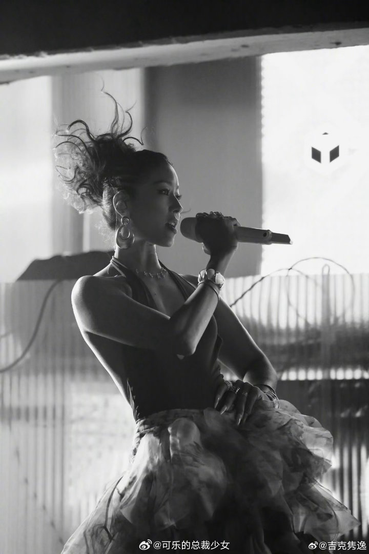 吉克隽逸给内耗的人发射能量被吉克隽逸的高能量狠狠治愈！她从不钻牛角尖，不被杂音绑