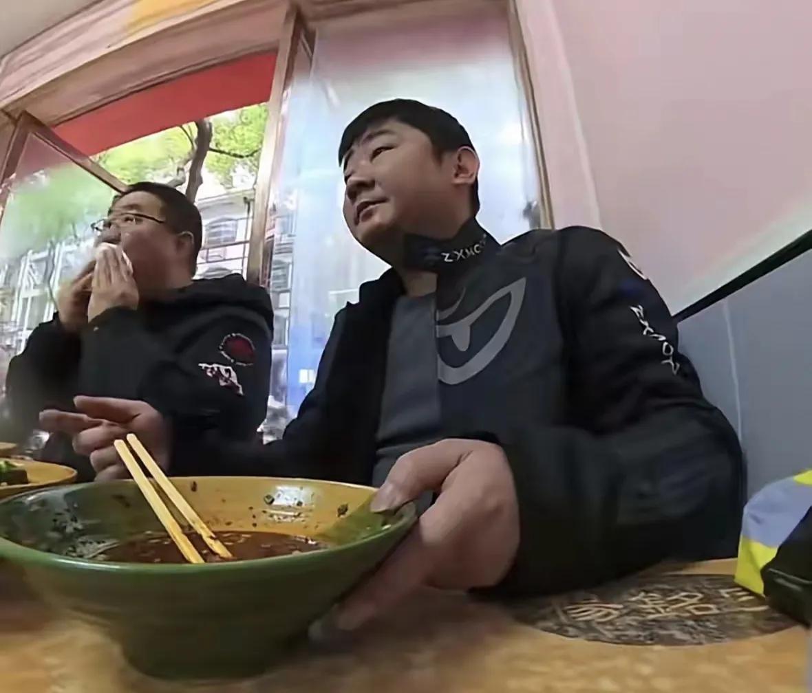 张雪当年和易记者吃面，一碗吃完捞了十几次这么接地气想不成功难
最近看到张雪和记者