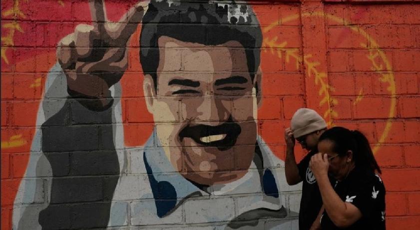 美国强行掳走委内瑞拉总统马杜罗（Nicolas Maduro）夫妇，将他们带至纽