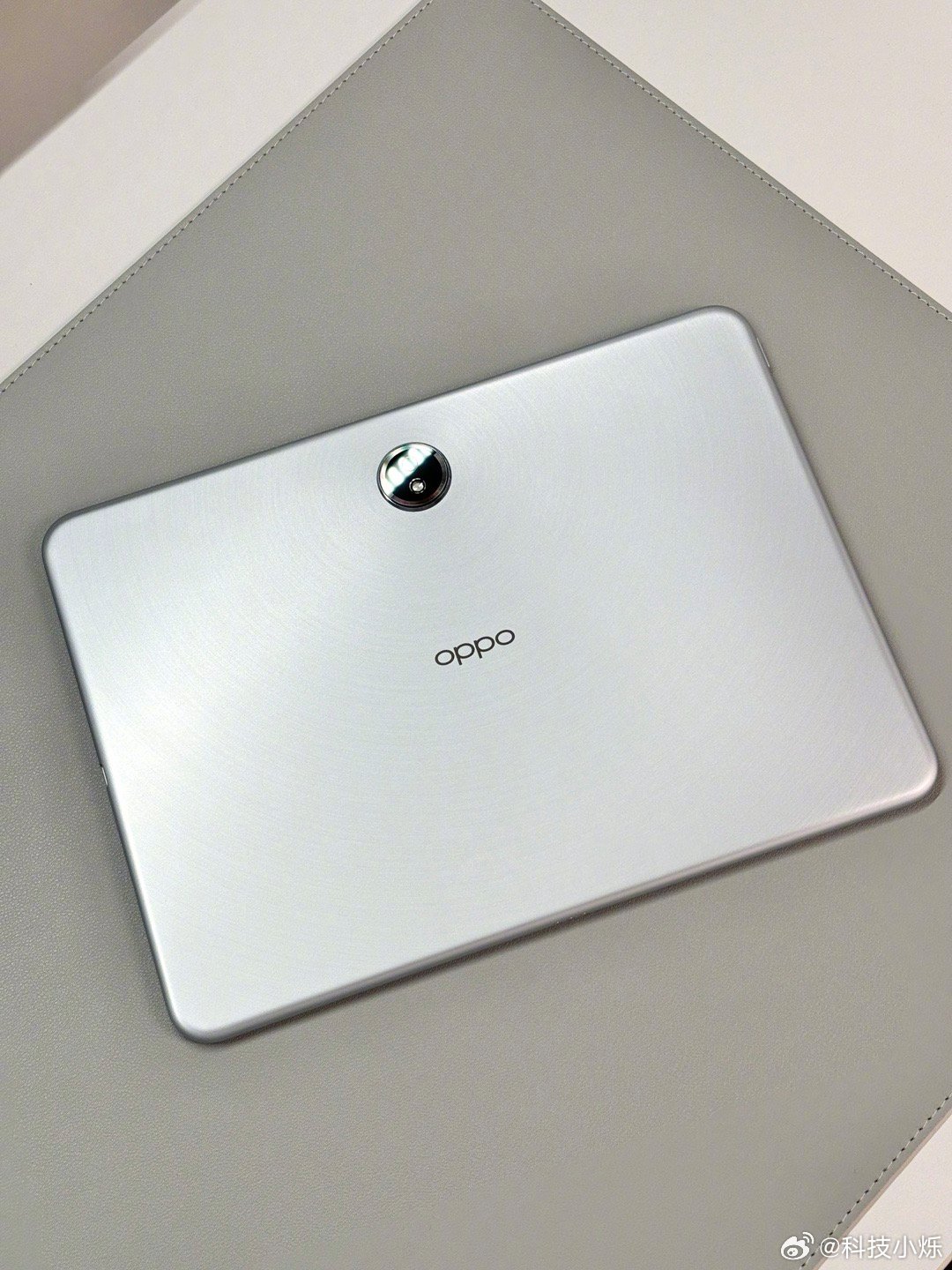 OPPO Pad3柔光版到了，这个外观很喜欢，直角边框，R角处理的也很舒服，屏占