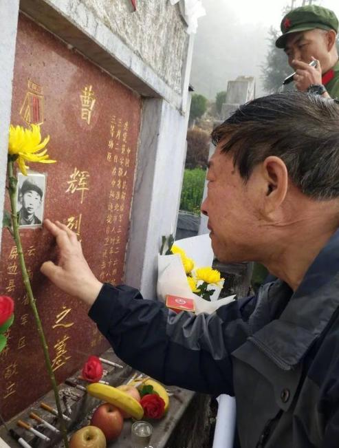 军区司令员对着儿子的墓碑流泪，老百姓的儿子能上战场他儿子也能。
 
这位司令员是