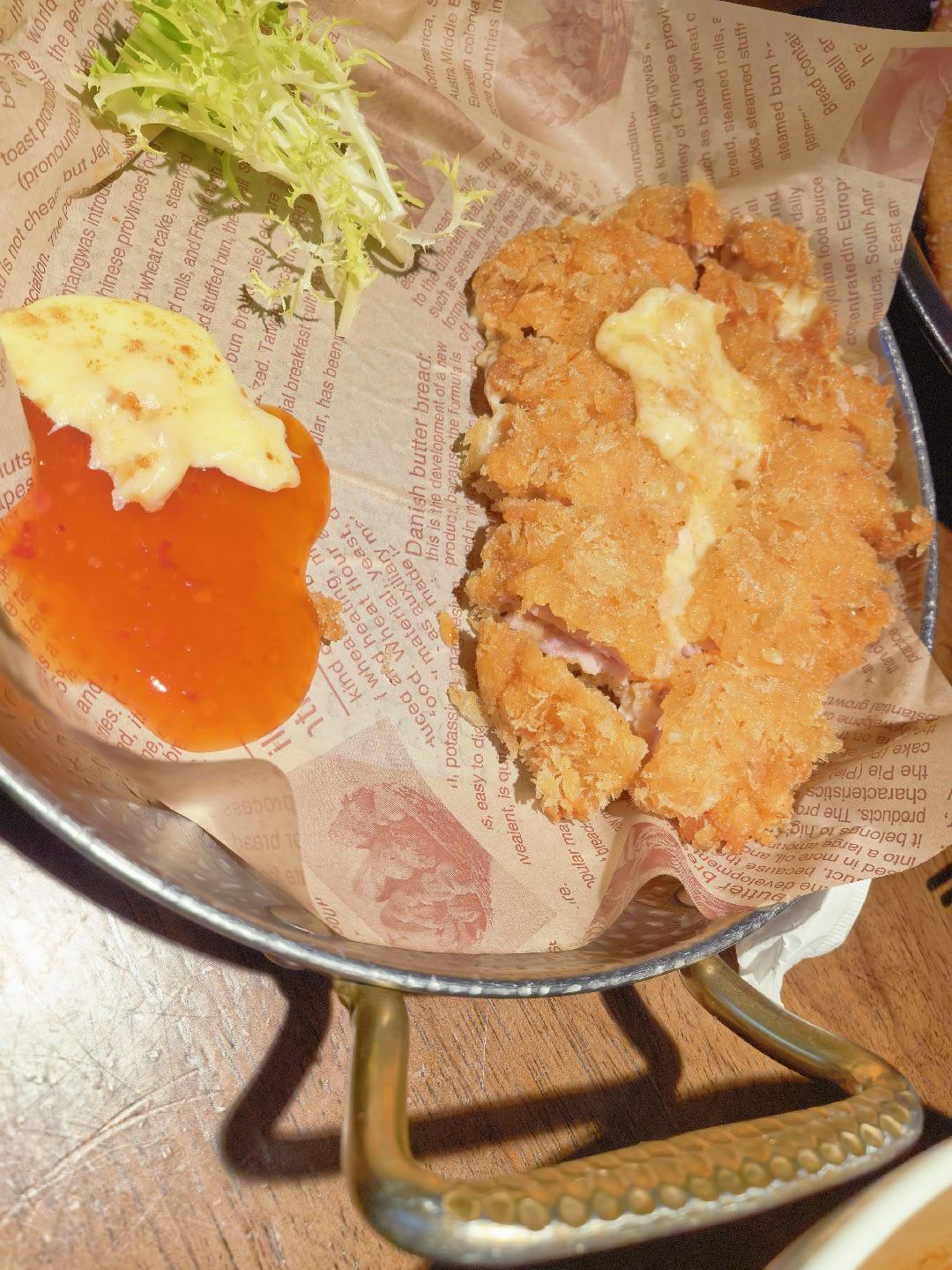 景德镇画盘子之旅 一进来就觉得屋子里很香，菜香味道也还不错小黄鱼炸过的，很酥猪排