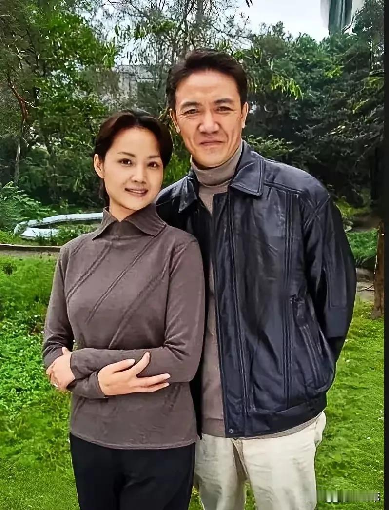 这两位演员，一个高大帅气，一个温文尔雅，站在一起，画面简直不要太和谐！这组合说是
