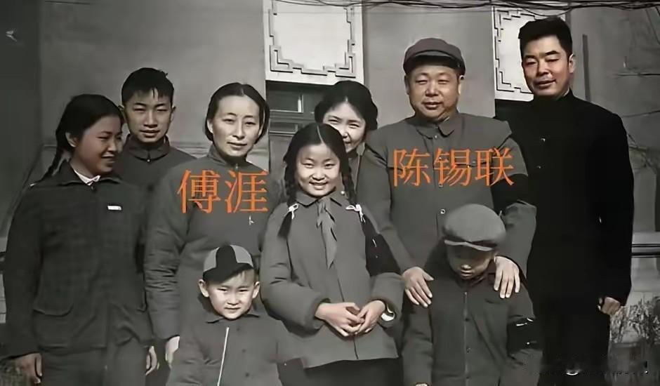 1955年授衔，陈赓是大将，妹夫谭政是大将，连襟陈锡联是上将。更离谱的是，他家小