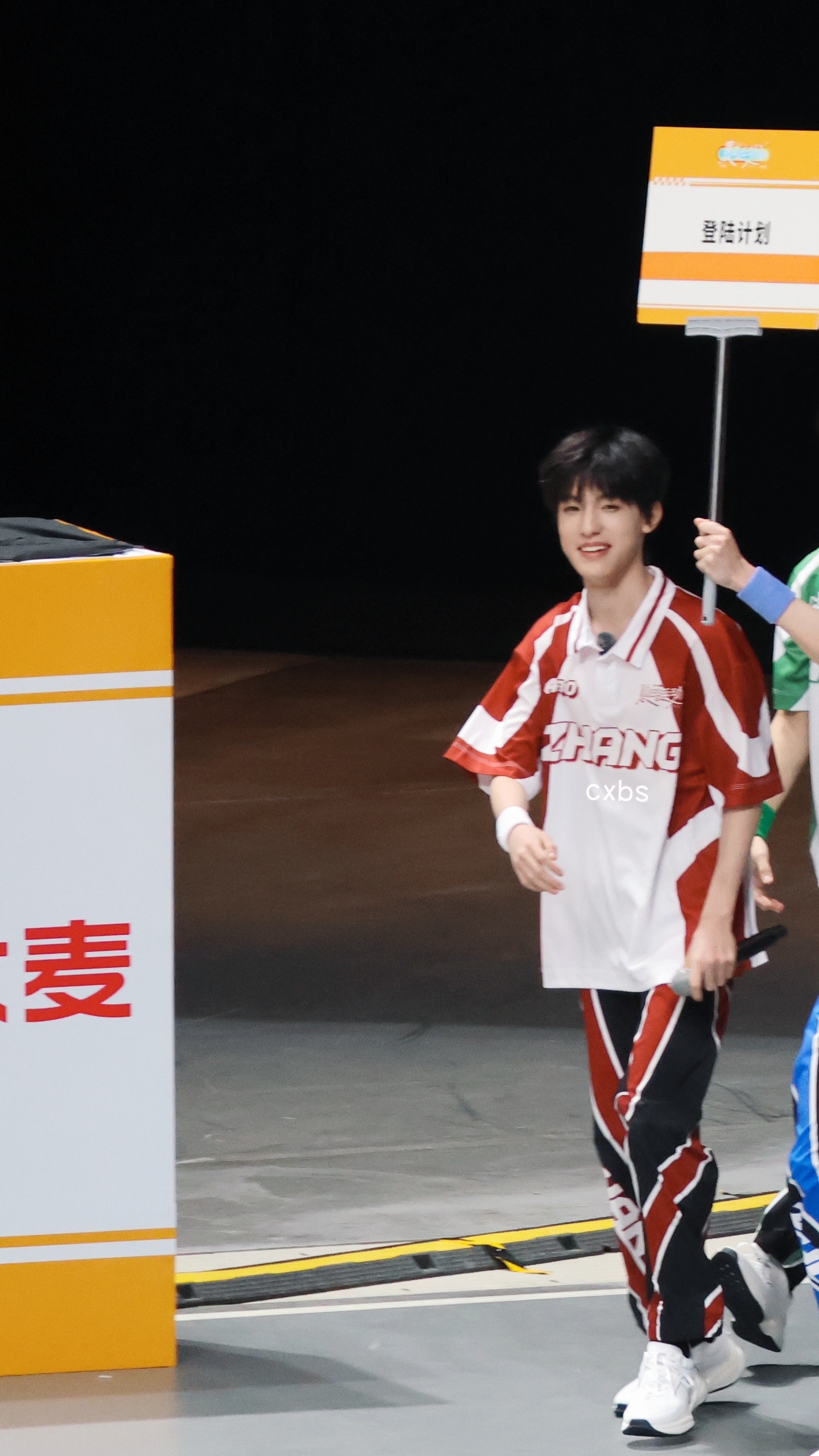 #张泽禹[超话]##TF家族夏日运动会第二日#宝宝就是这样，从进场开始笑着给每一