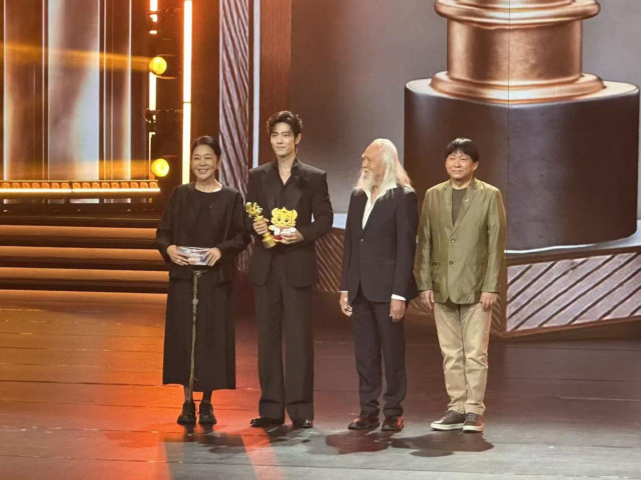 全体起立恭迎大影节第一位90后影视双帝——肖战！！！！ ​​​
恭喜肖战 
走过
