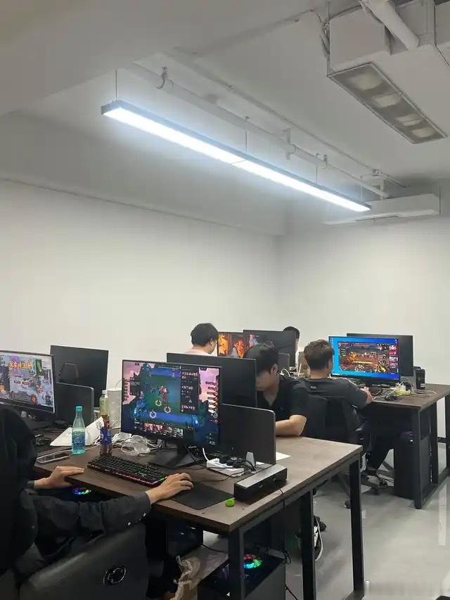 男子做游戏代练被母亲花6万戒网瘾游戏代练也是一份工作，20多岁了，还要去强行干预