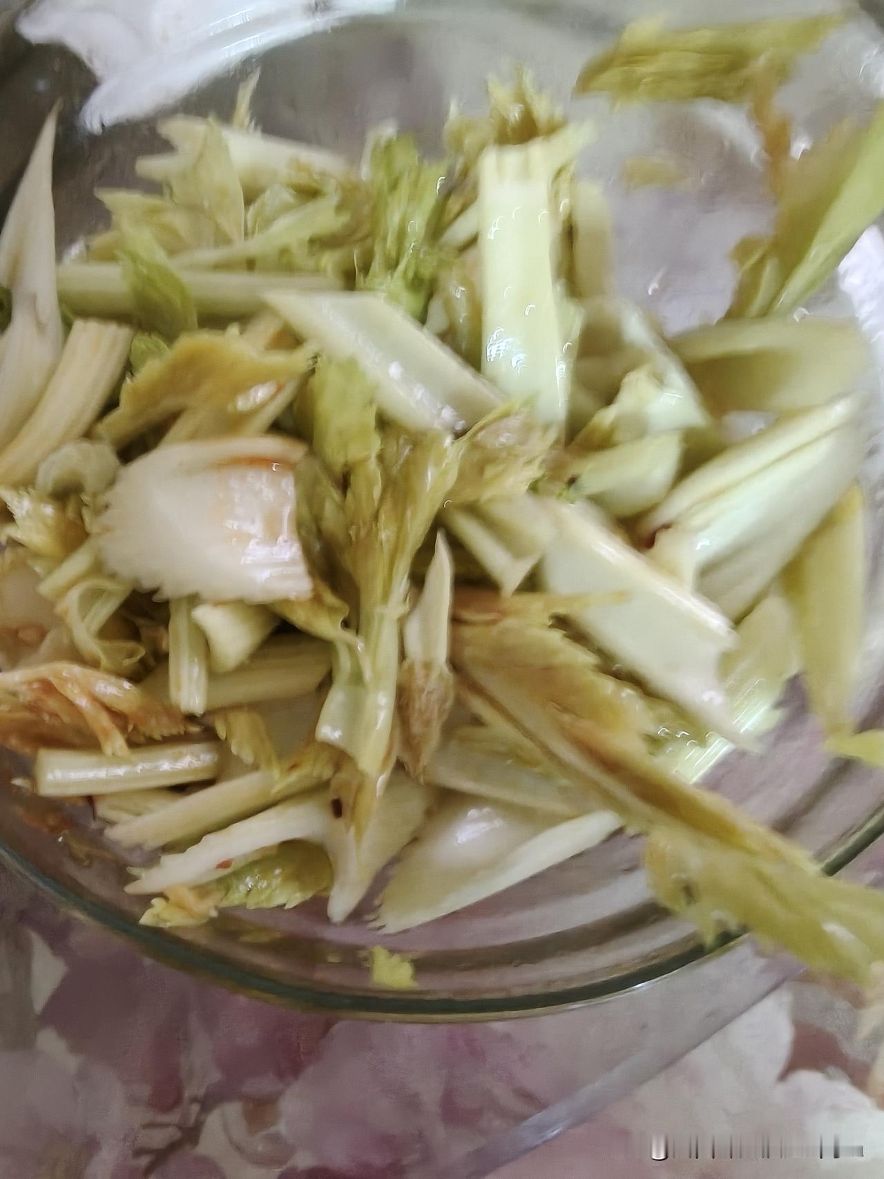 昨天收假第一天，又扎扎实实忙了一天，洗衣机轰隆轰隆搅了一天，还不算手搓的，还没洗