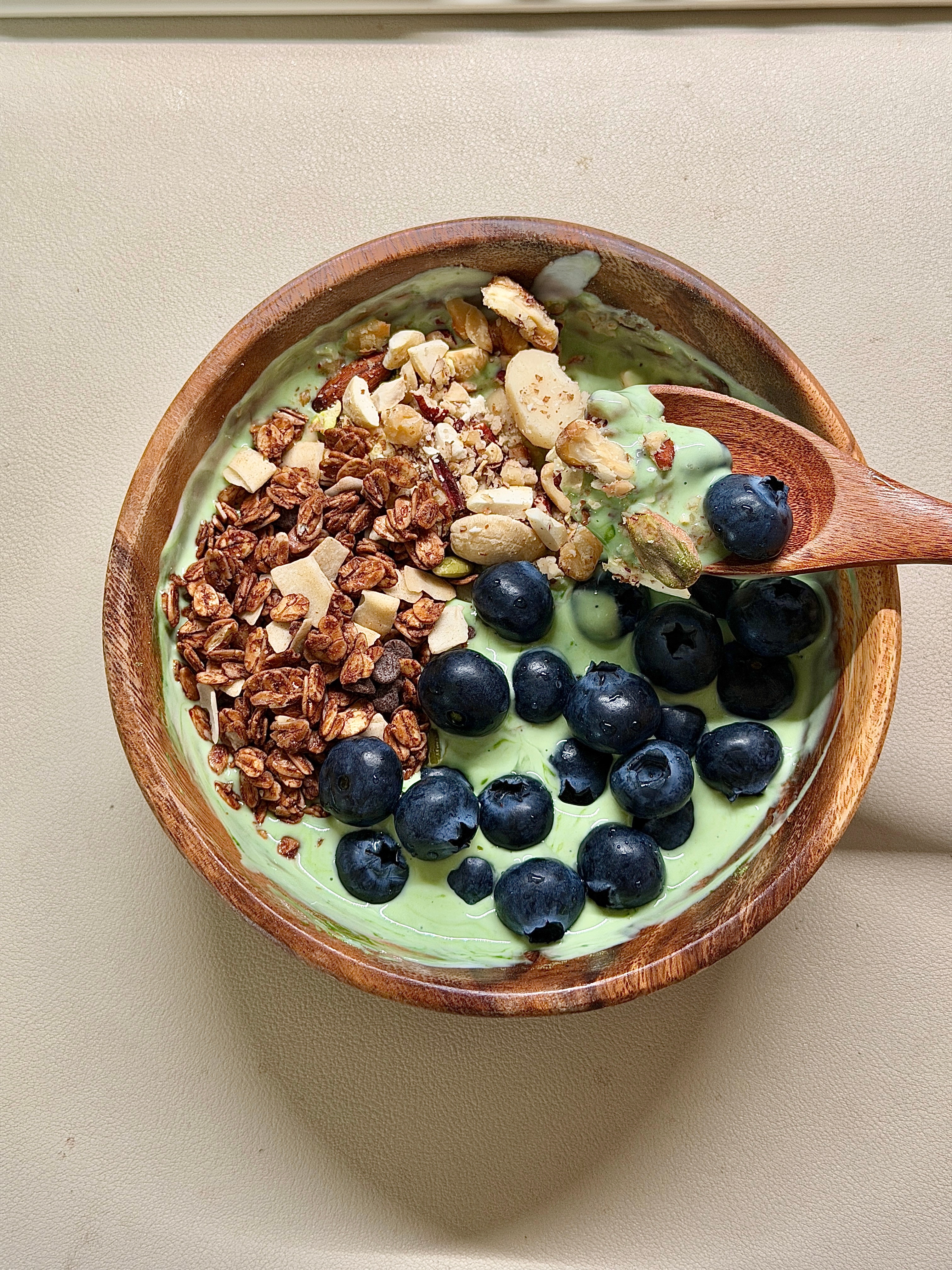 百吃不腻 掉称酸奶碗🥣最重要的酸奶底：无糖酸奶＋青汁必不可少的水果：蓝莓/ 任