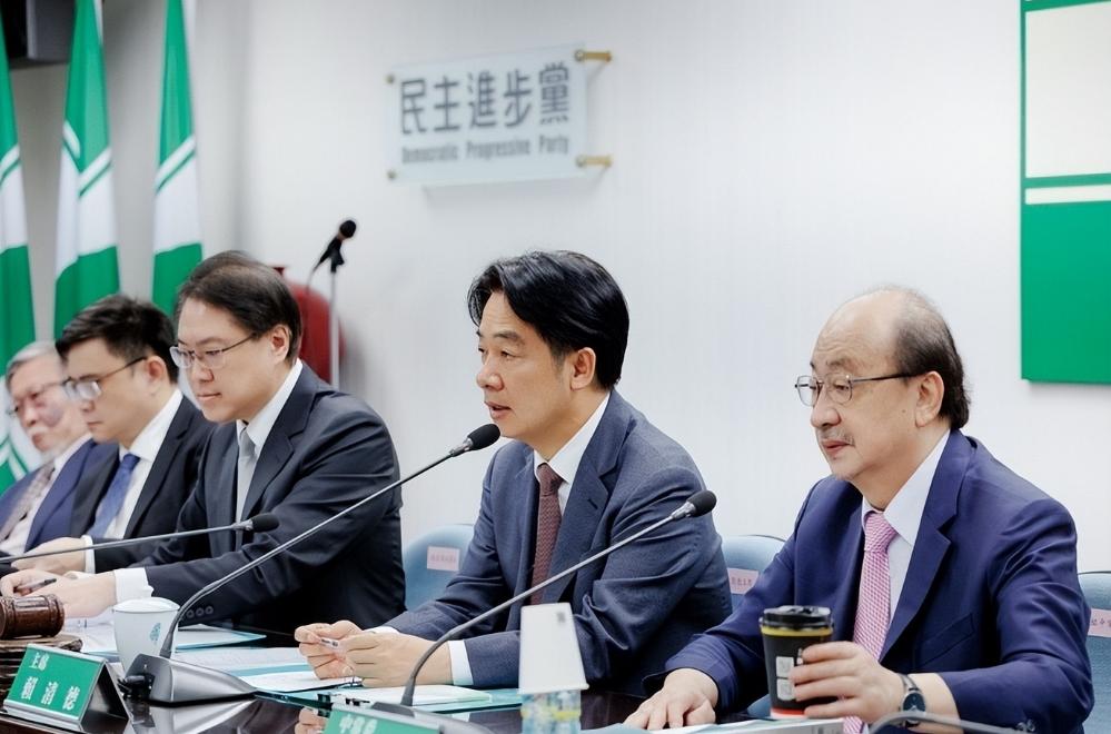 战火中的撤侨“照妖镜”：大陆助74名台胞回家遭抹黑，日本顺手带2人却被跪谢。
