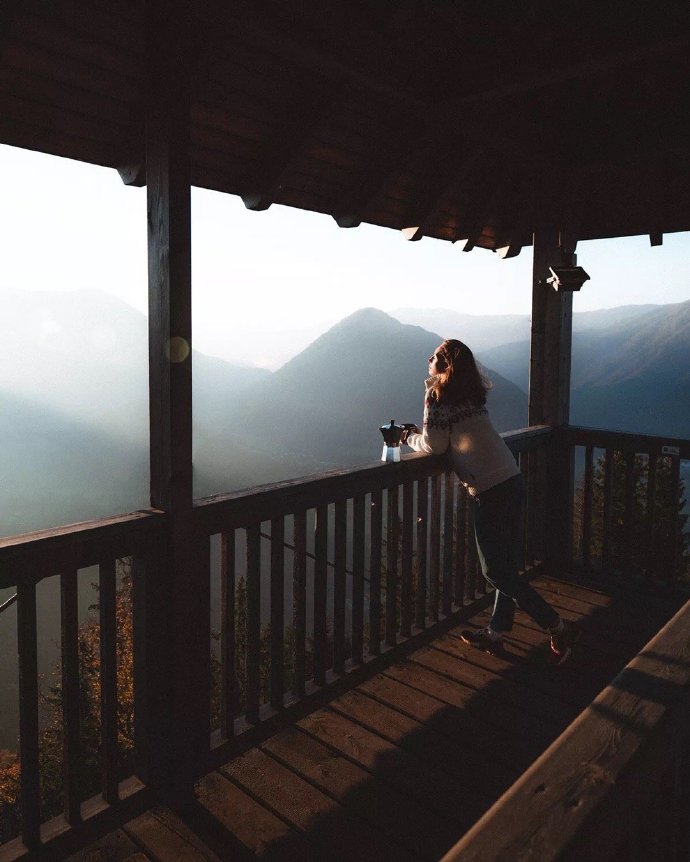 无论多么风光或是糟糕、快乐或者失意，过了这一刻,都成往事。除了你自己，谁又会更在